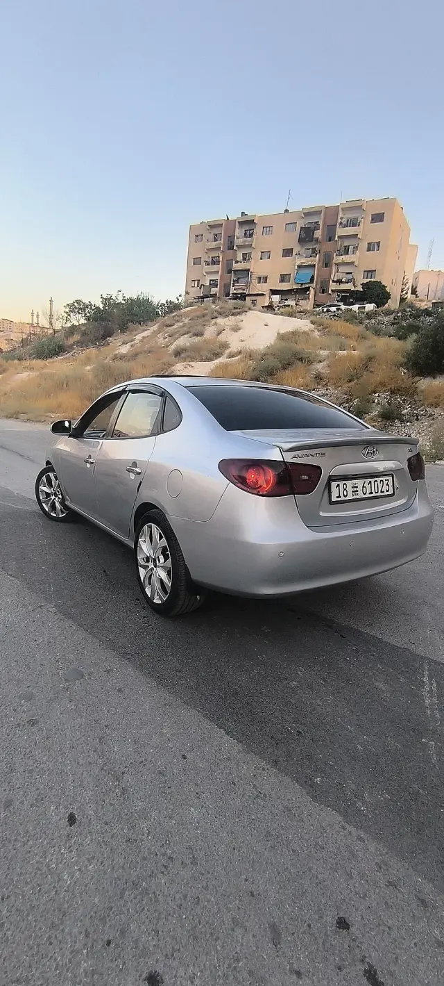 هيونداي افانتي سيدان 2009 فضية أوتوماتيك بفتحة سقف ومقاعد جلدية في العرين - صورة 11