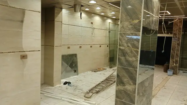 محل تجاري للإيجار في شارع الروضة بجرمانا، واجهة سيكيوريت وديكور جاهز - صورة 4