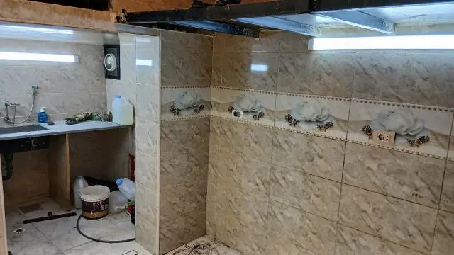 محل تجاري للإيجار في شارع الروضة بجرمانا، واجهة سيكيوريت وديكور جاهز - صورة 9