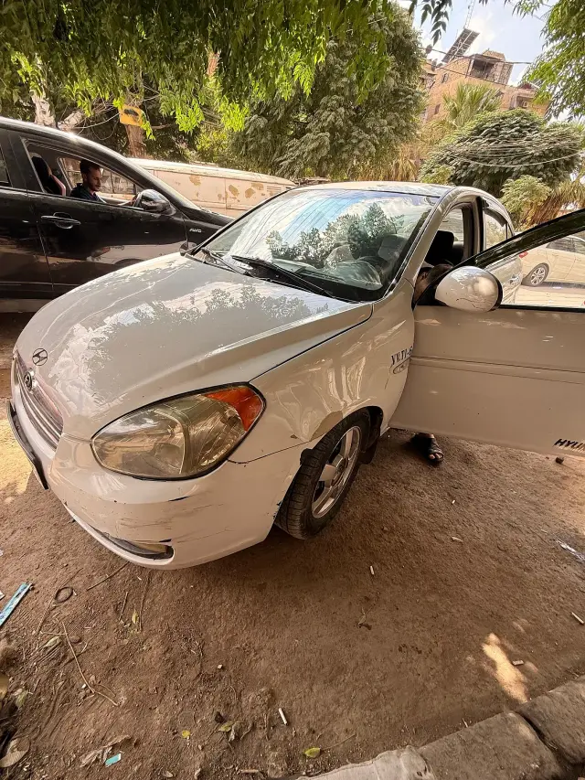 سيدان هيونداي أكسنت 2006 بيضاء بمحرك 1600 وأوتوماتيك في سيف الدولة - صورة 2
