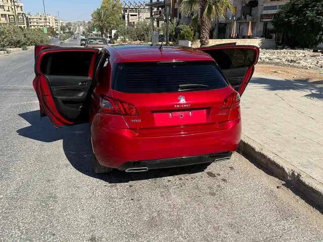 بيجو 308 هاتشباك 2020 حمراء بقوة 225 حصان وناقل أوتوماتيك في خالدية - صورة 3