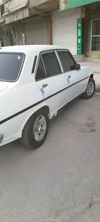 بيجو 504 سيدان بيضاء موديل 1990 بمحرك بنزين 1400 سي سي في حلب