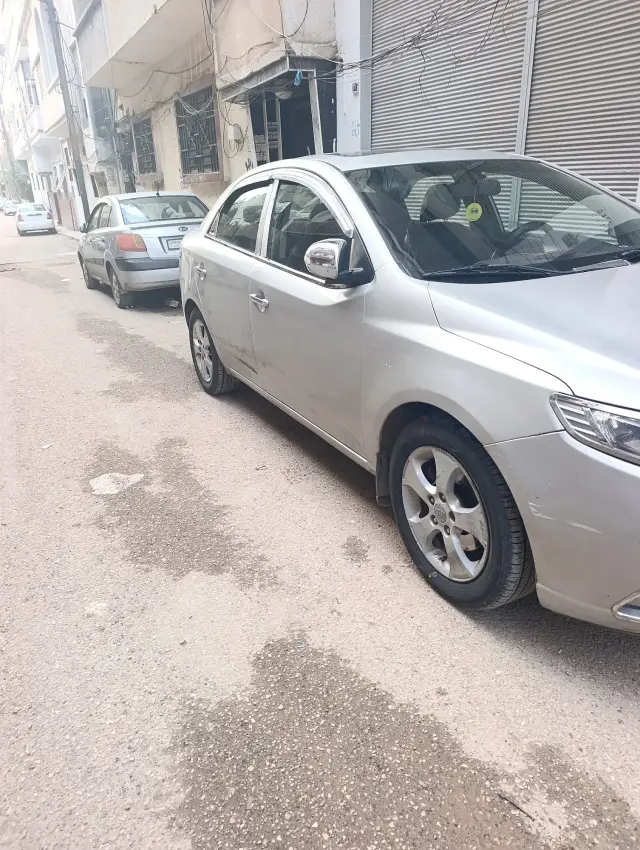 كيا سيراتو سيدان 2010 فضية بفتحة سقف وأندرويد أوتو للإيجار اليومي في عكرمة - صورة 4