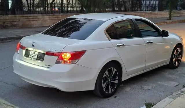 هوندا أكورد سيدان 2009 بيضاء أوتوماتيك بمحرك بنزين 2000 سي سي في حلب - صورة 4