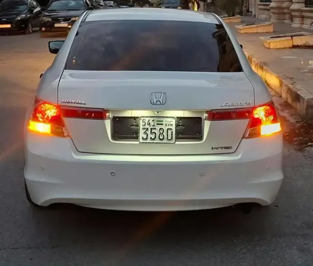 هوندا أكورد سيدان 2009 بيضاء أوتوماتيك بمحرك بنزين 2000 سي سي في حلب - صورة 2