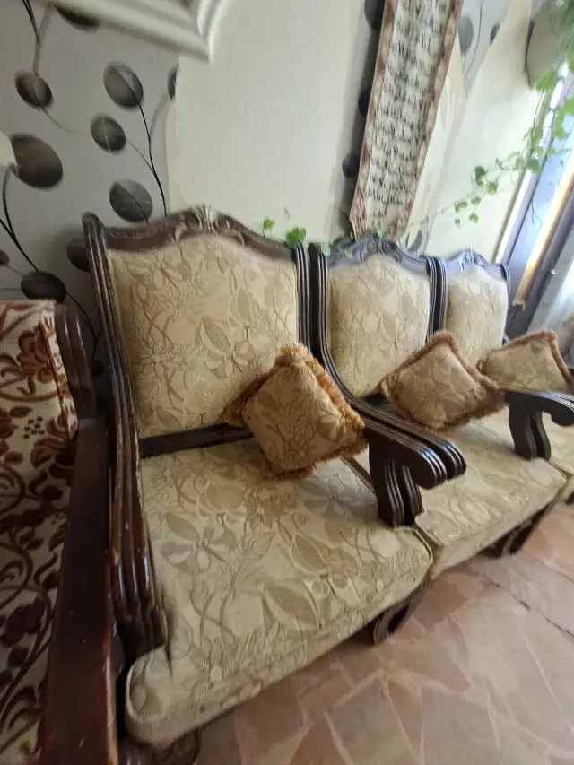 طقم كنب من خشب الزان مع طاولات بلور ثقيلة في ببيلا - صورة 2