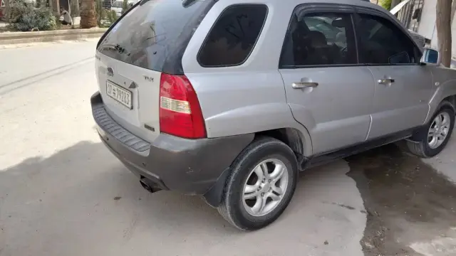 كيا سبورتاج ٢٠٠٦ فضية بمحرك جديد وفتحة سقف في عربين - صورة 3