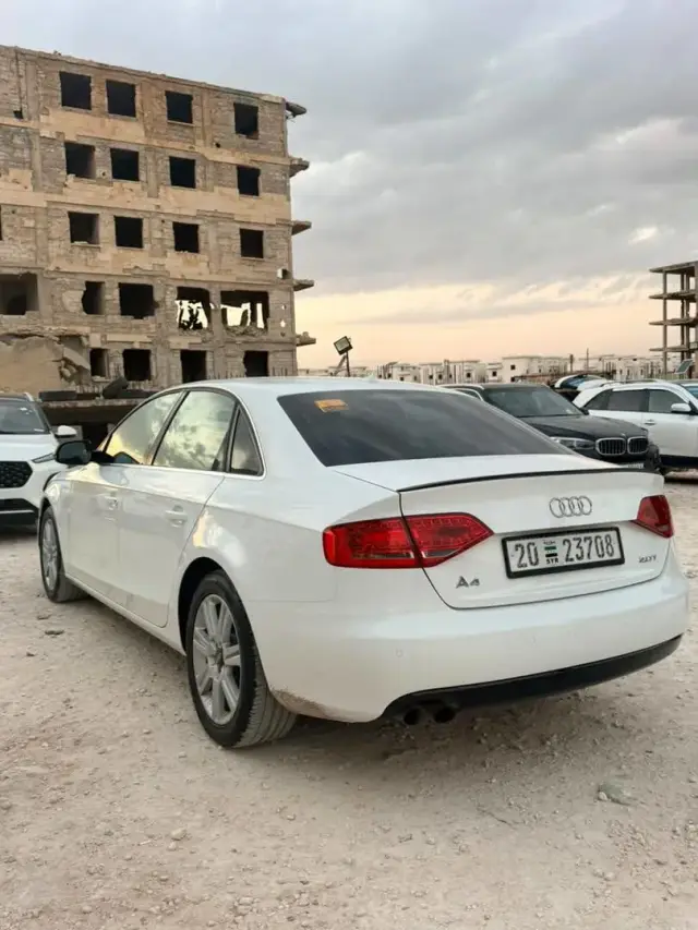 أودي A4 سيدان بيضاء موديل 2012 بمحرك بنزين 2000 سي سي وجير أوتوماتيك في الزهراء بحلب