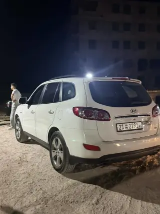 هيونداي سانتافي 2012 بيضاء دفع رباعي بمحرك مازوت 2000 سي سي وجير أوتوماتيك في الزهراء بحلب
