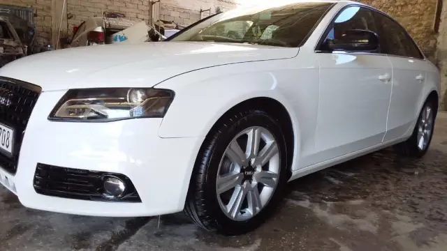 أودي A4 سيدان 2004 بيضاء بمحرك بنزين 2000 سي سي وعداد 90 ألف كم في الزهراء بحلب