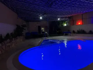 فيلا للبيع في الزبداني على أوتوستراد الزبداني، مفروشة بالكامل وإطلالة على السهل