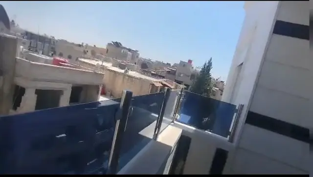 شقة في داريا بثلاث غرف وثلاث حمامات وبلكون وشرفة مفتوحة نحو الغرب والقبلة - صورة 8