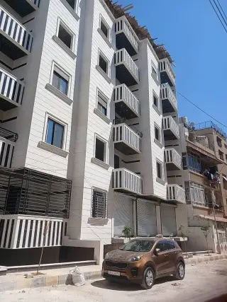شقة في داريا بثلاث غرف وثلاث حمامات وبلكون وشرفة مفتوحة نحو الغرب والقبلة