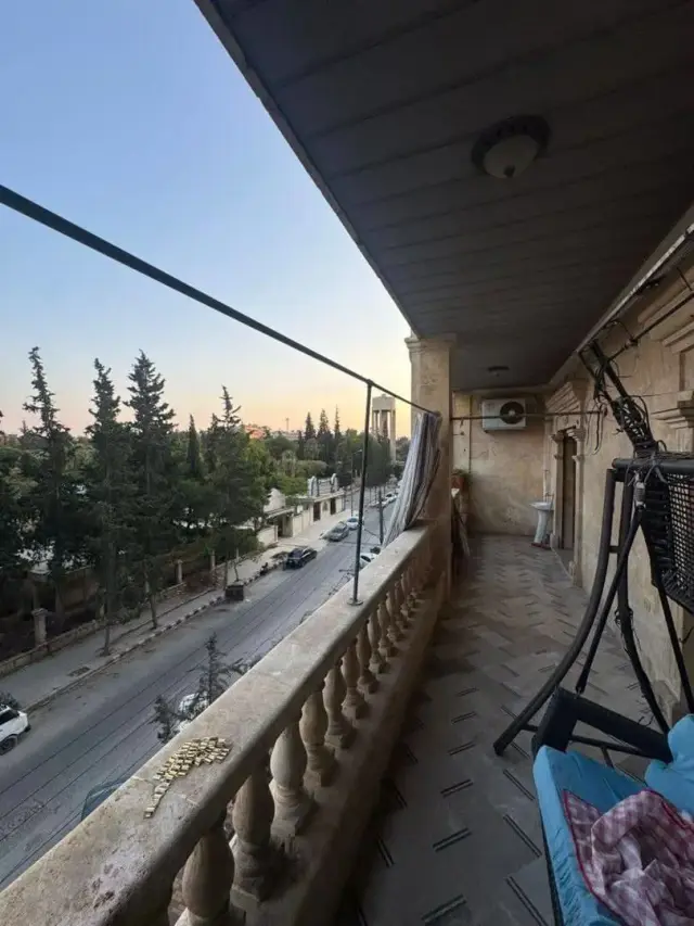 شقة من ست غرف بمساحة 250 م² في الفرقان بحلب، ثلاثة حمامات وطابق ثالث مع مصعد - صورة 2