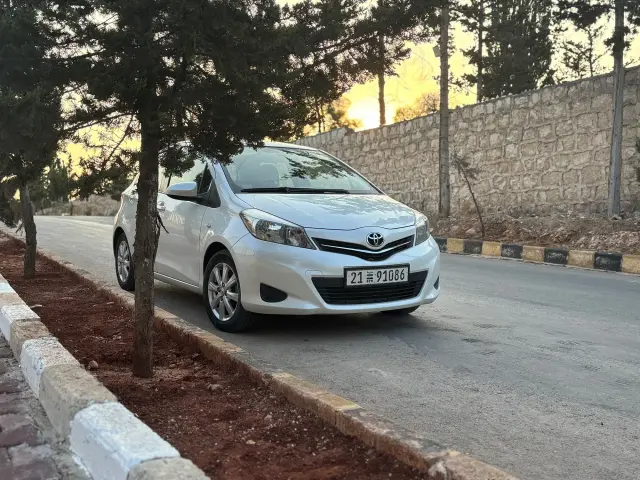 تويوتا يارس هاتشباك 2014 بيضاء أوتوماتيك في حلب الجديدة