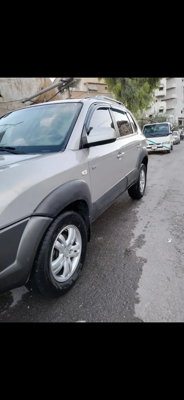 هيونداي توسان كروس أوفر 2007 ديزل فضي بمسافة 200 ألف كم في التل - صورة 3