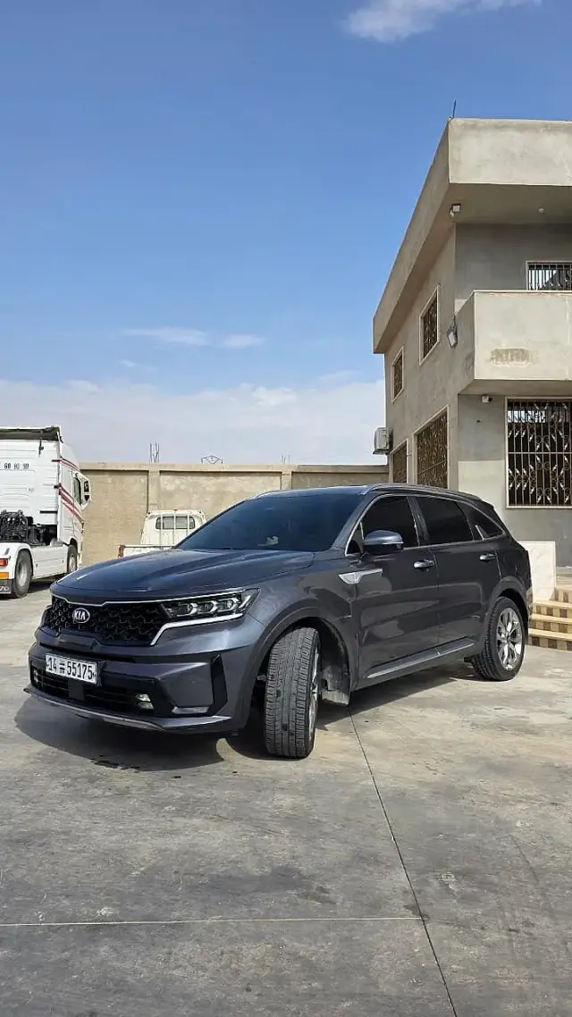 كيا سورينتو 2021 رمادية بمحرك 2200 سي سي ودفع رباعي في المليحة - صورة 2
